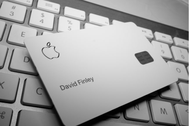 Apple Card ligger på ett tangentbord till en Mac