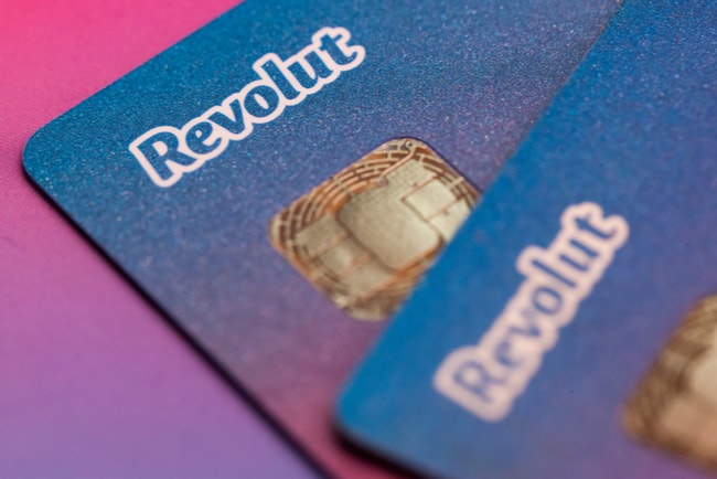 Två betalkort från Revolut som överlappar varandra