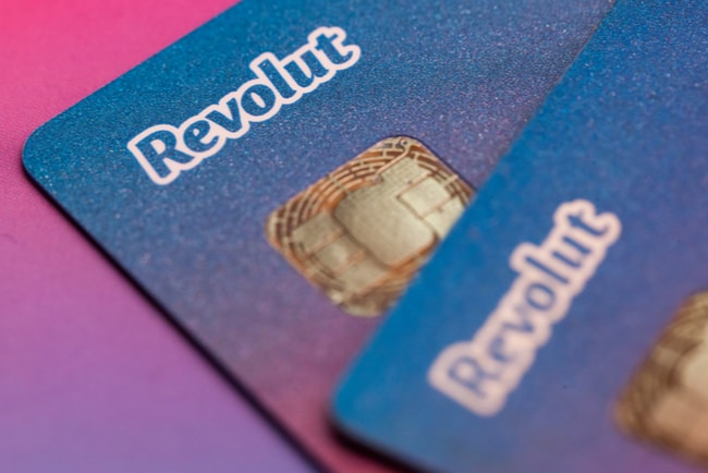 Två betalkort från Revolut som överlappar varandra