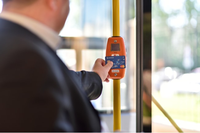 Man håller fram sitt betalkort mot en betalterminal och betalar genom att blippa kortet.