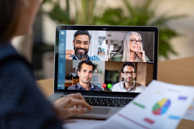 Man som sitter framför datorn och har online