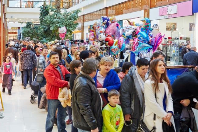 många människor köar i shoppingcenter