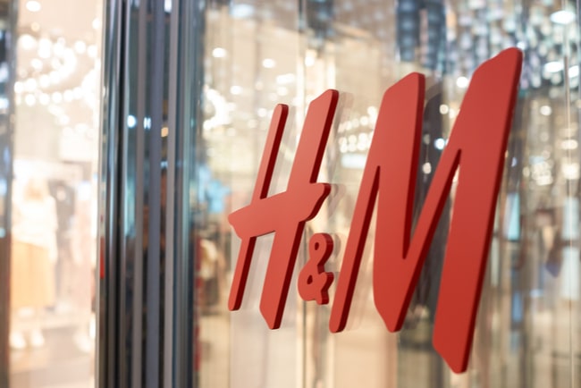 H&M:s logotyp på fönster