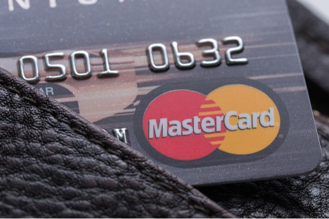 närbild på mastercard-kort i plånbok