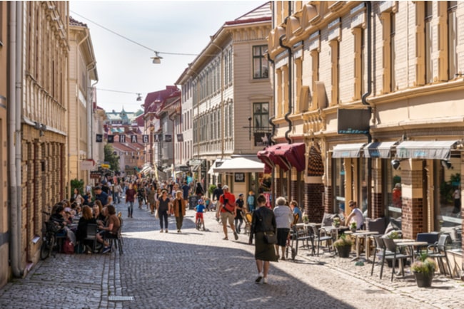 gata i Haga i Göteborg, full av folk