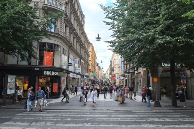 Människor som går på Drottninggatan i Stockholm